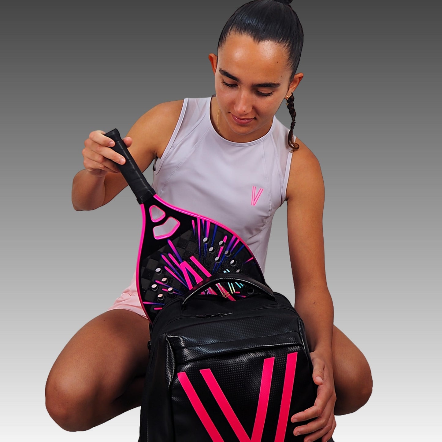 Jugadora sacando la raqueta VIRUS OBSESSION de la bolsa