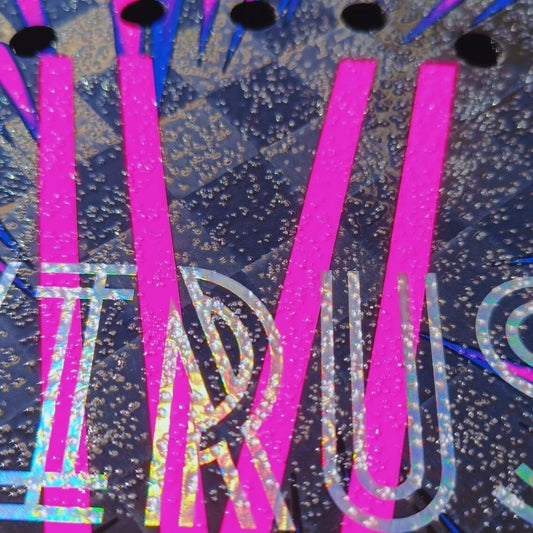 Superficie rugosa con tratamiento antideslizante en pala de beach tennis