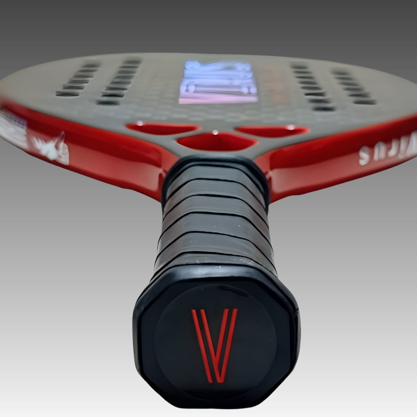 Detalle del puente con logotipo VIRUS en la raqueta LOVE
