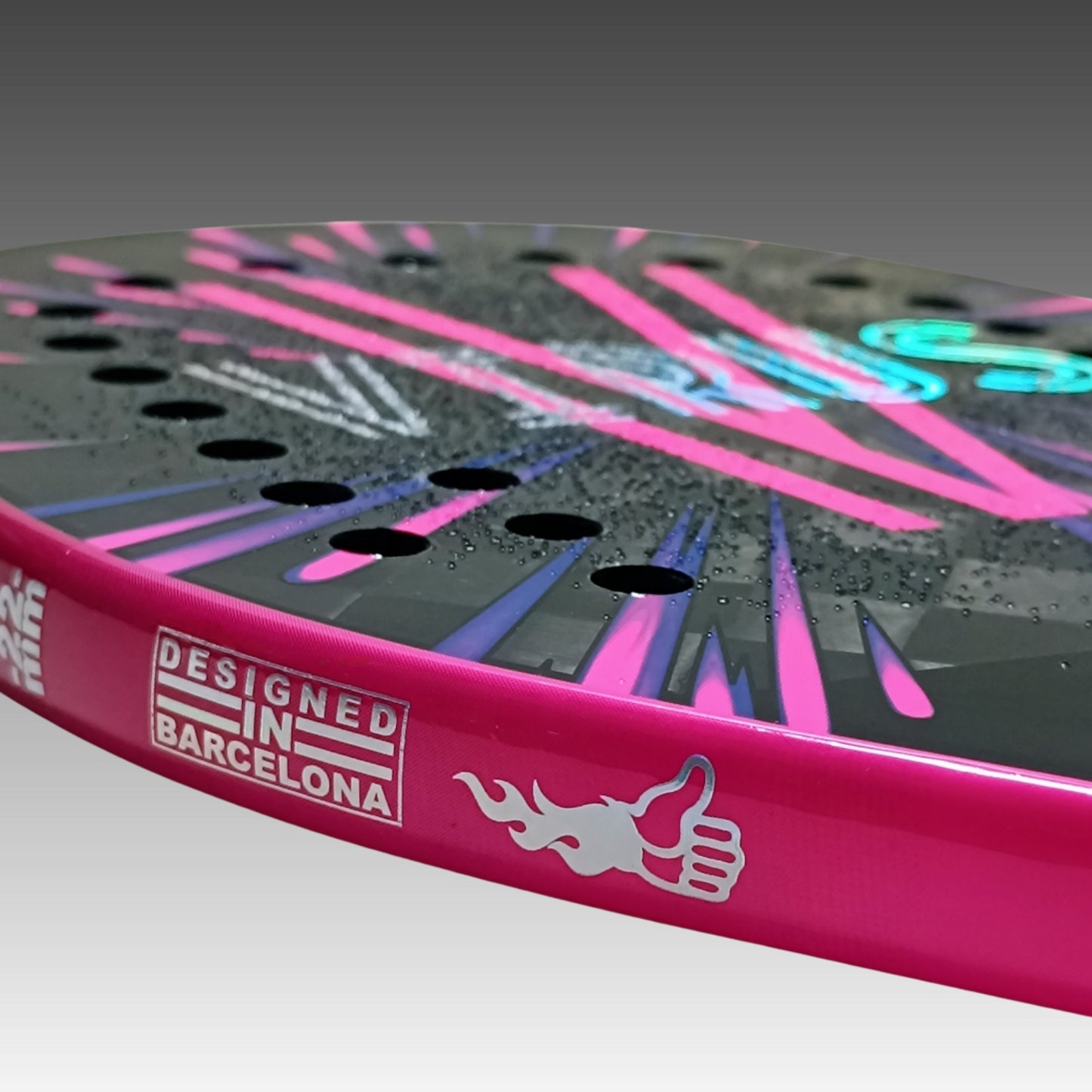 Detalle lateral con el nombre OBSESSION en el marco
