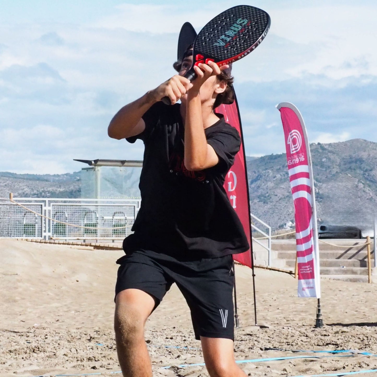  Pantalón deportivo hombre VIRUS Beach Tennis en partido de playa
