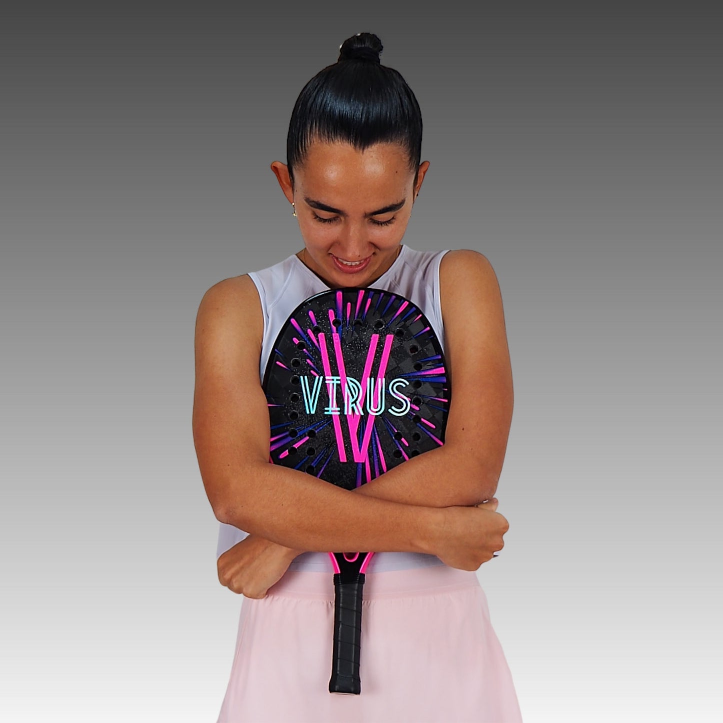 Jugadora con la raqueta VIRUS OBSESSION frente al cuerpo
