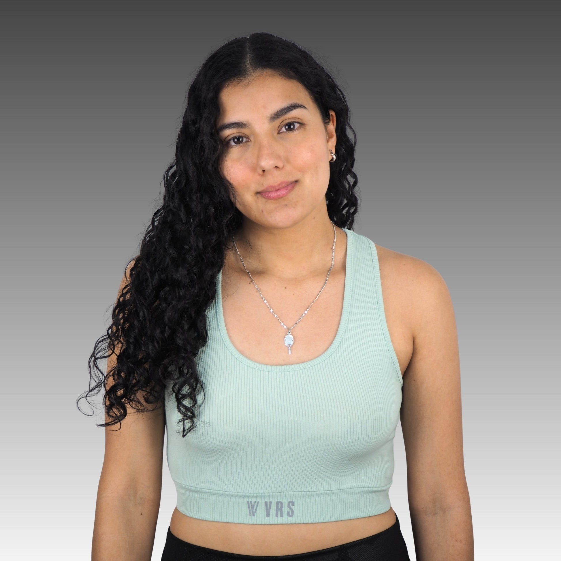  Top deportivo mujer VRS Flow verde menta, vista frontal, ropa fitness transpirable para entrenamiento y gimnasio.
