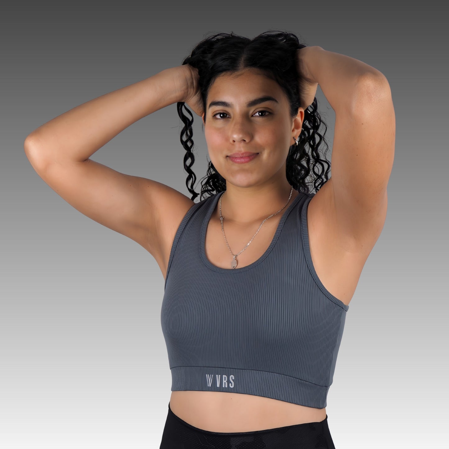 Top deportivo mujer VRS Flow gris oscuro, tejido elástico con ajuste perfecto, ideal para fitness y entrenamiento.
