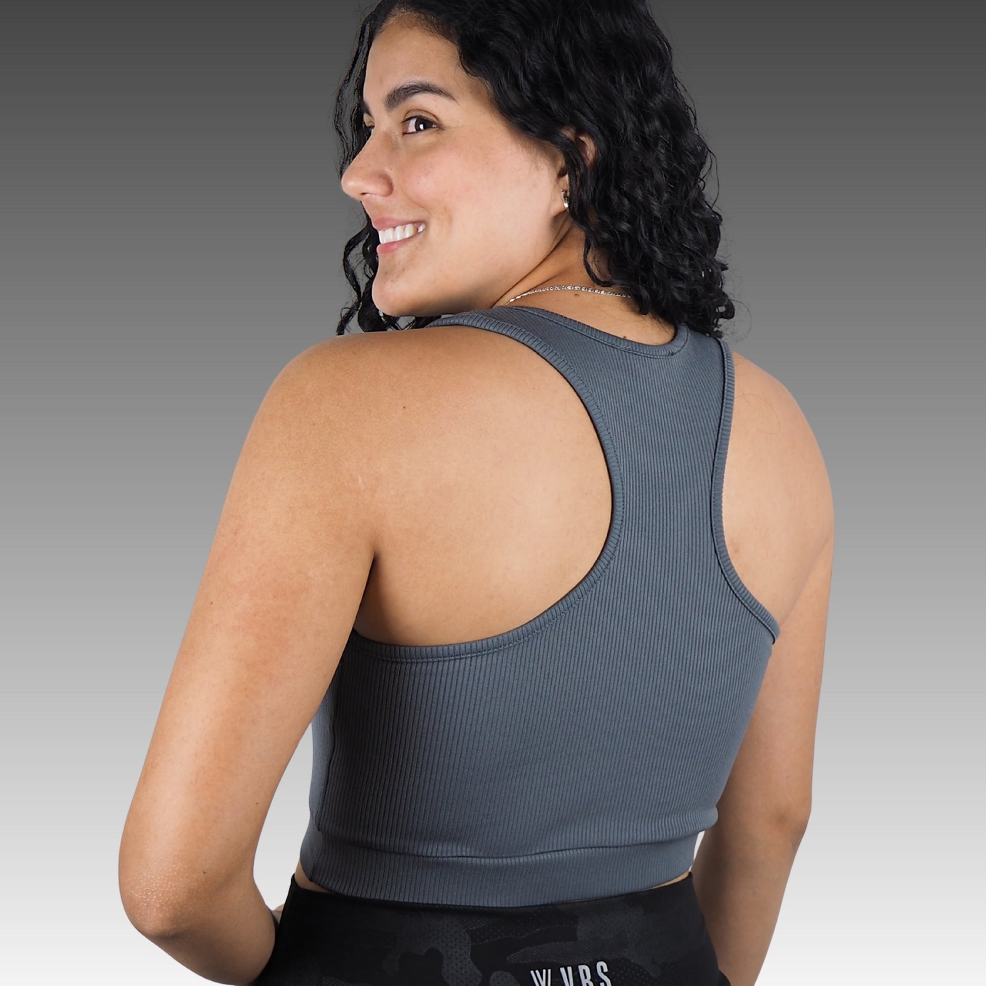Top VRS Flow mujer con espalda nadadora racerback en gris oscuro, libertad de movimiento para deporte.