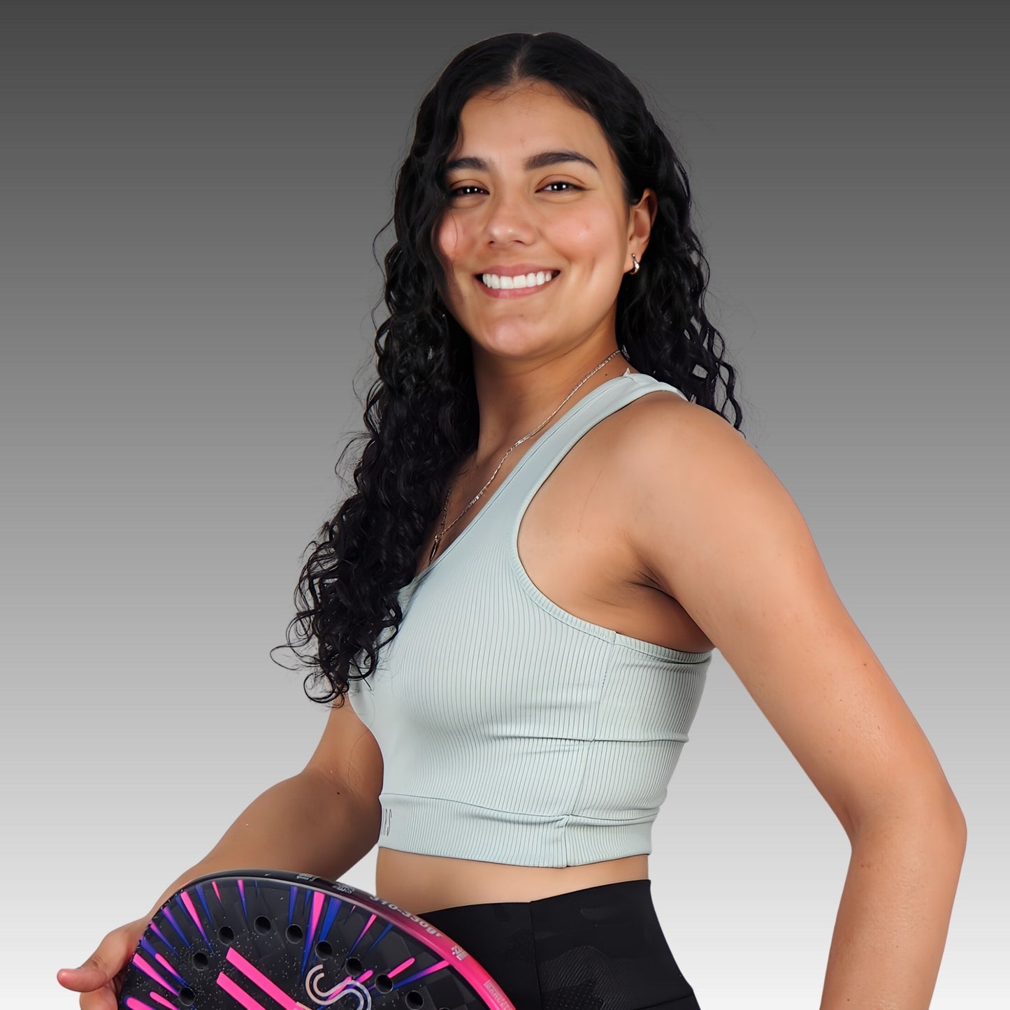 Top deportivo mujer VRS Flow gris oscuro, estilo casual deportivo, ideal para entrenar y combinar con outfit diario.
