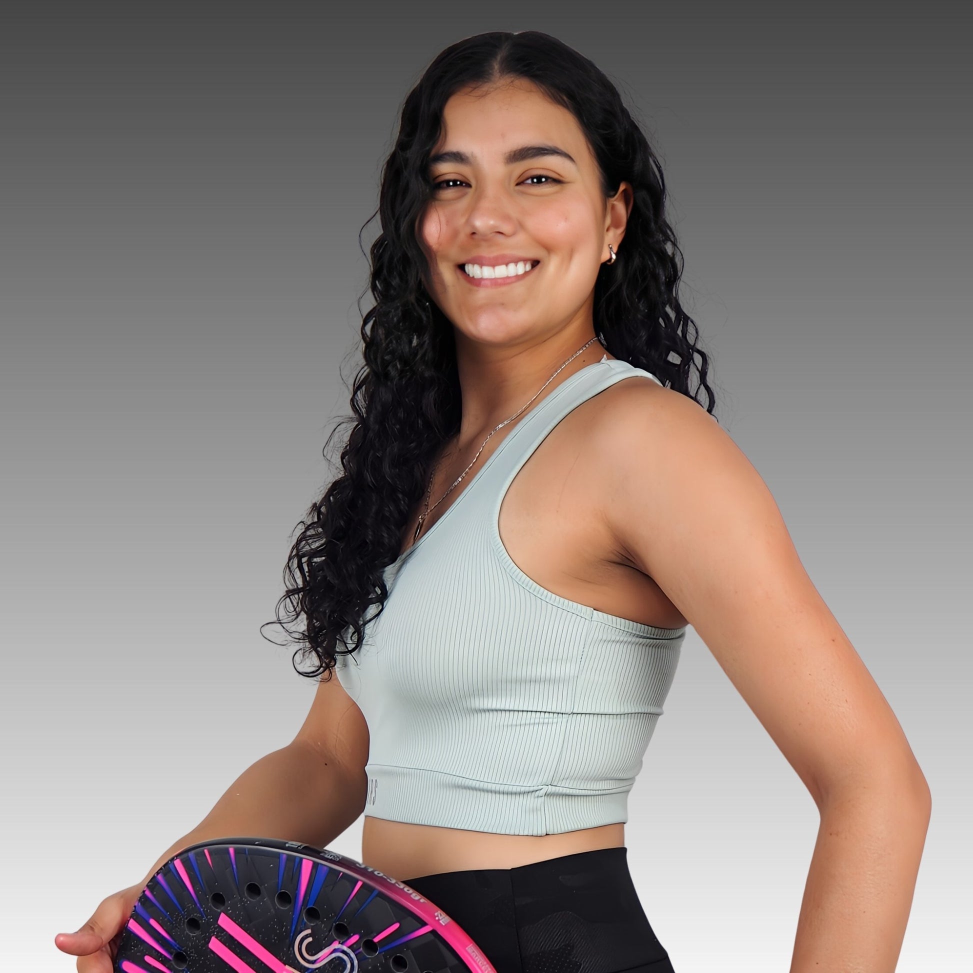 Top deportivo mujer VRS Flow gris oscuro, estilo casual deportivo, ideal para entrenar y combinar con outfit diario.
