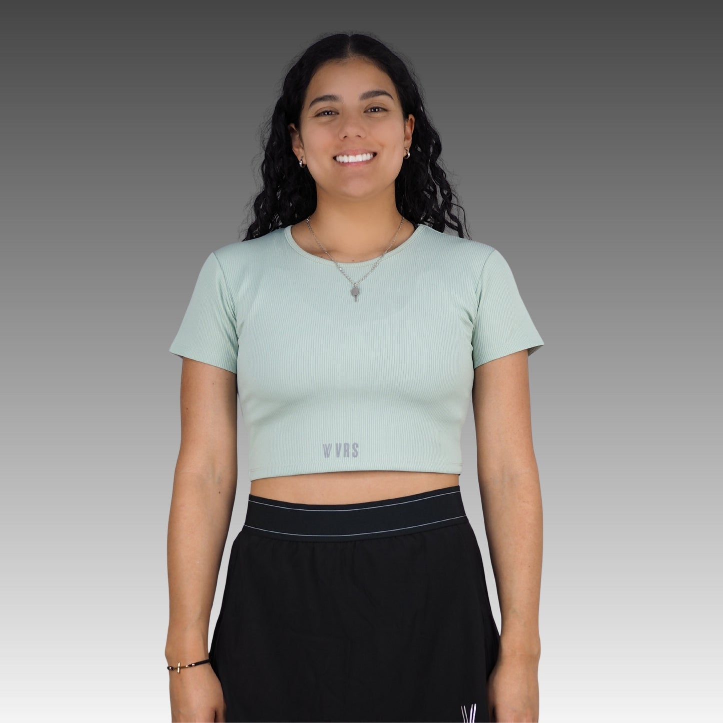 Top VRS Flow2 de mujer en color verde claro, vista frontal.