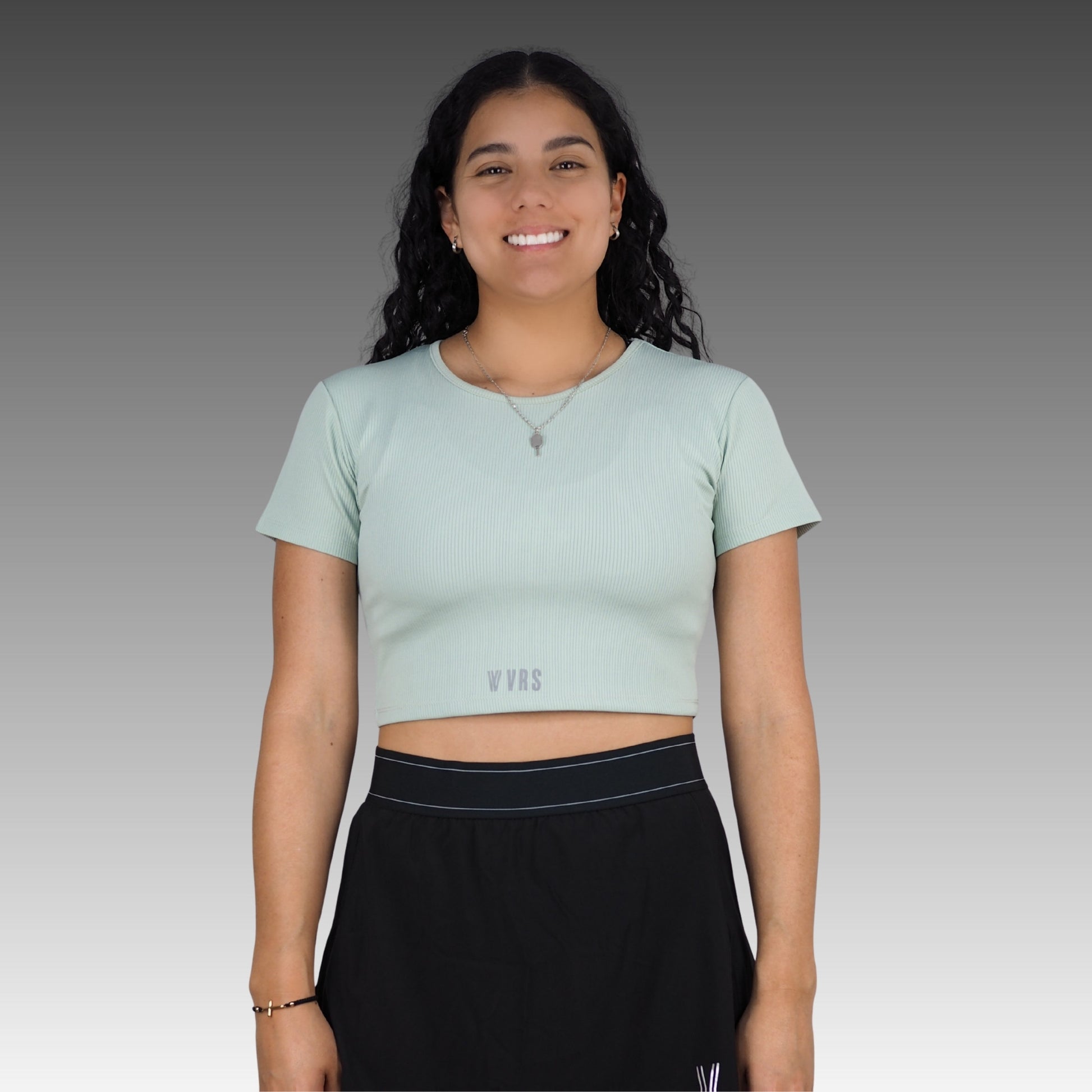 Top VRS Flow2 de mujer en color verde claro, vista frontal.