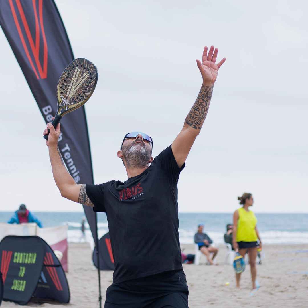 Jugador con la raqueta VIRUS STORM 3K en la playa