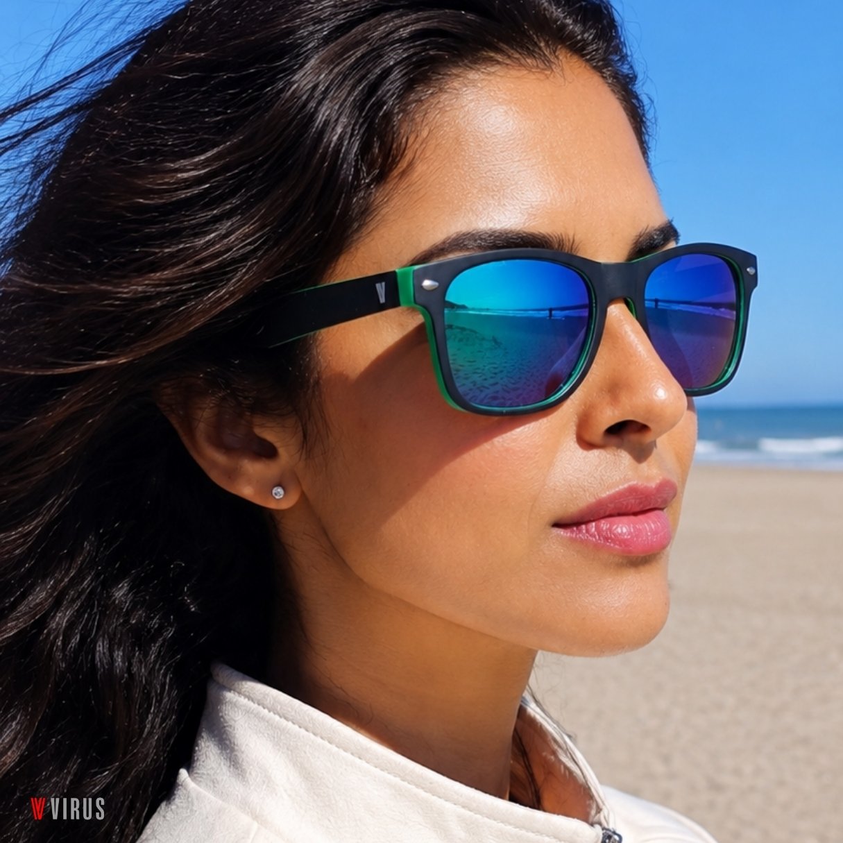Mujer con gafas de sol VIRUS Rainbow frente al mar