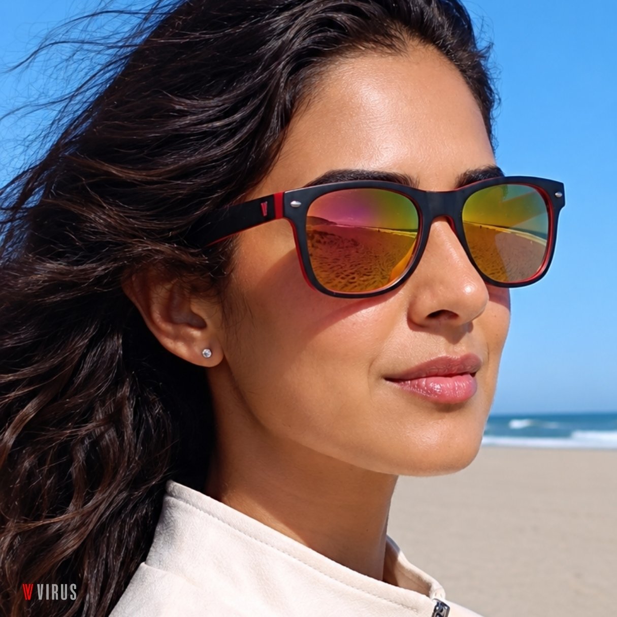  Mujer con gafas de sol VIRUS Rainbow en la playa