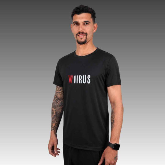 Camiseta VRS Basics Men SS negra de manga corta, marca VIRUS Beach Tennis, vista frontal en modelo masculino