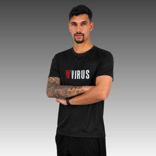 Camiseta VRS Basics Men SS negra de manga corta, modelo básico VIRUS Beach Tennis, hombre con los brazos cruzados