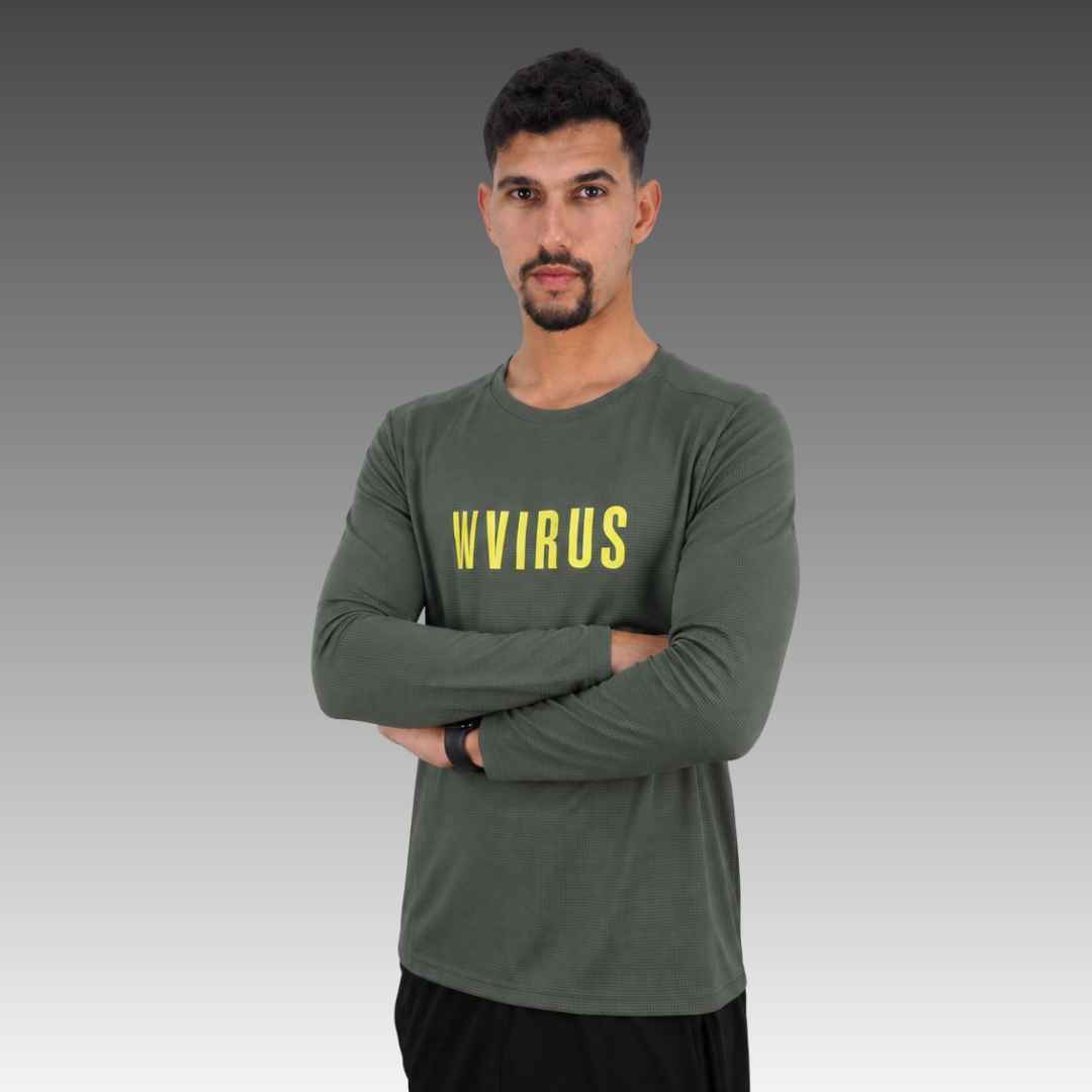 Camiseta VRS Basic LS verde de manga larga, marca VIRUS Beach Tennis, hombre con brazos cruzados