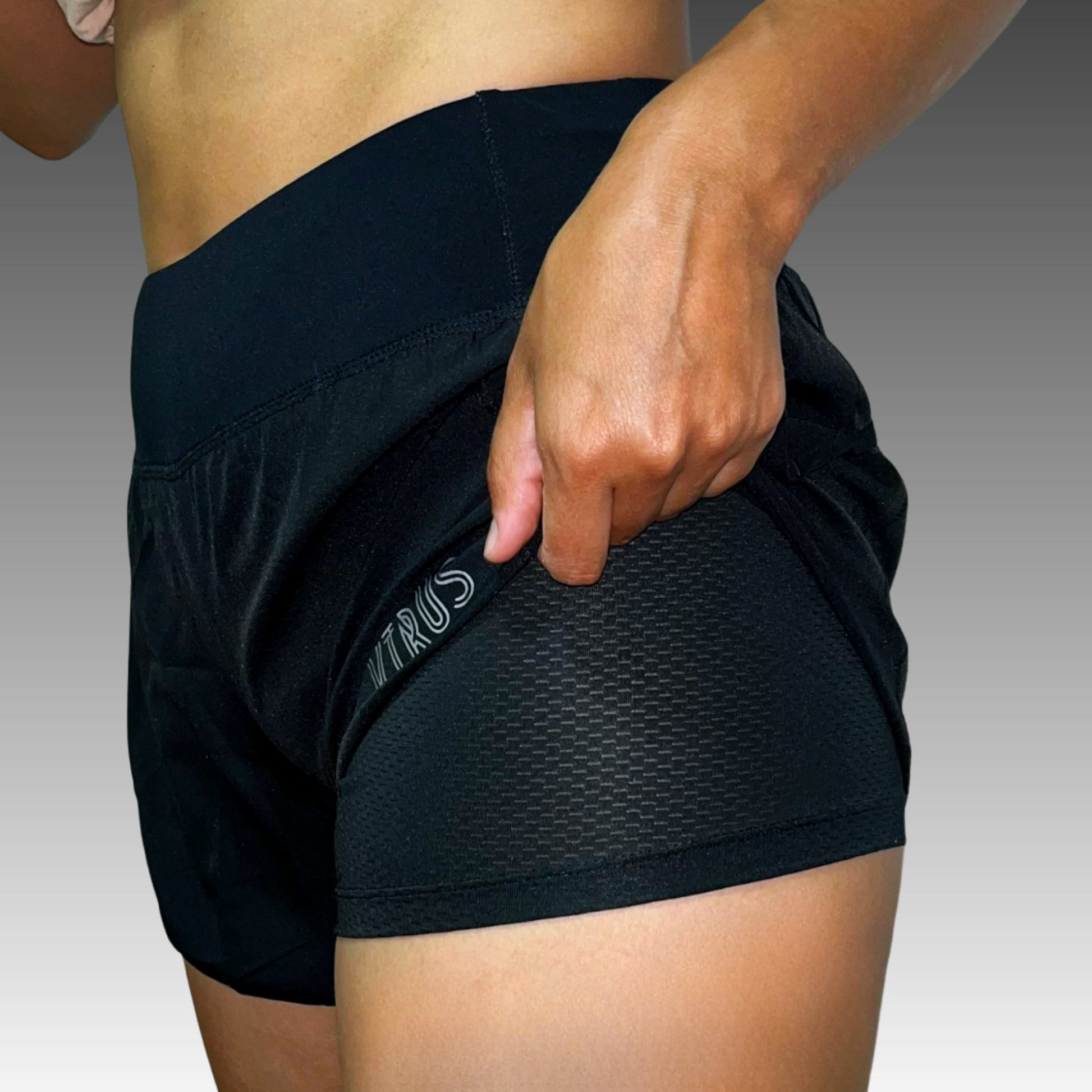  Detalle pantalón corto mujer VIRUS Beach Tennis con bolsillo y logo