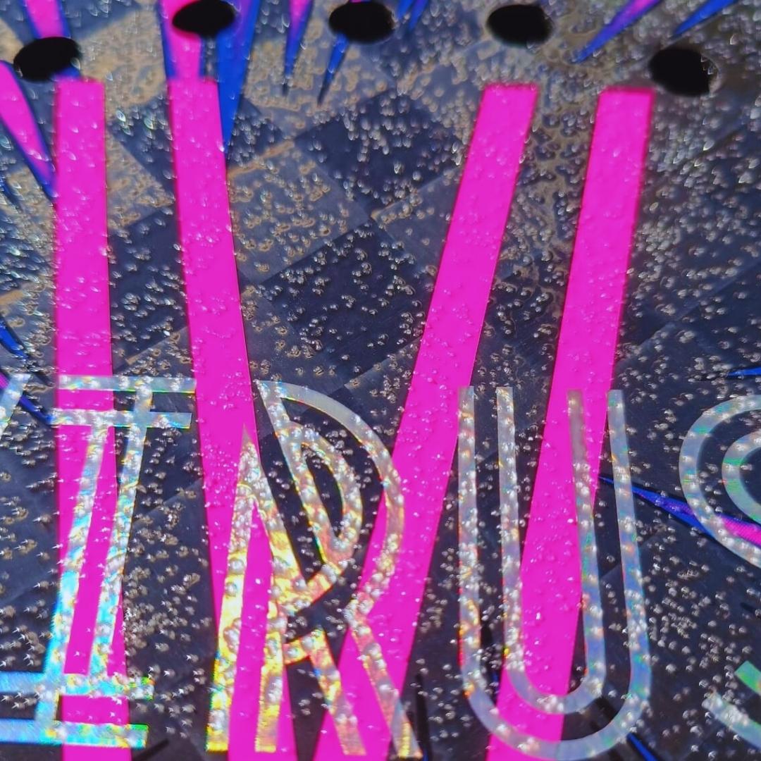 Superficie rugosa con tratamiento antideslizante en pala de beach tennis
