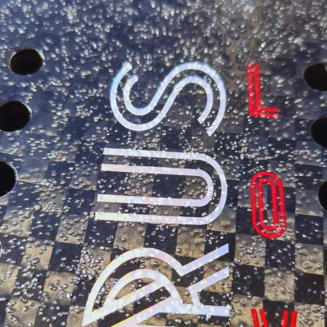 Tratamiento antideslizante aplicado en pala de pádel
