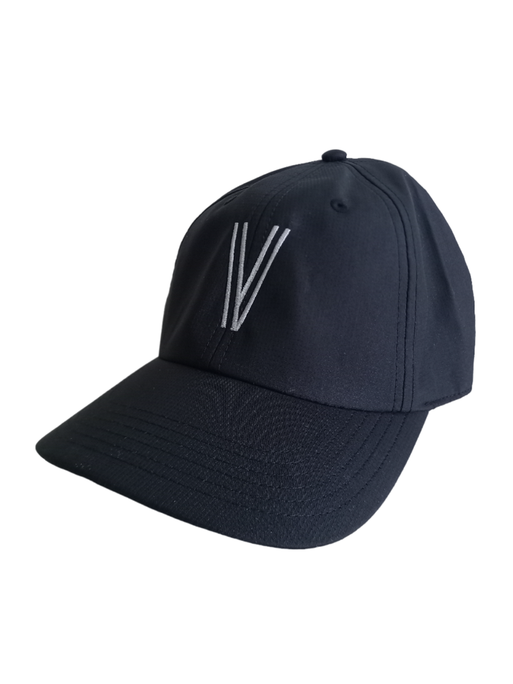 Gorra de color negro y gris VIRUS para tenis playa